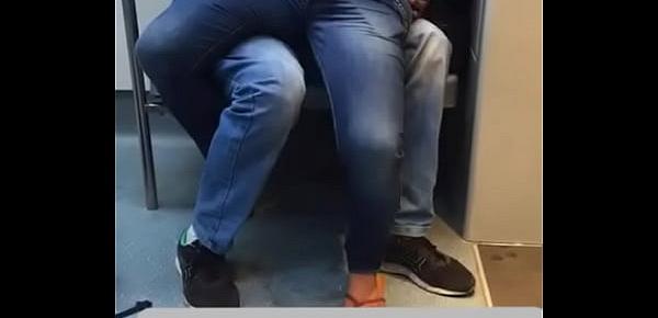  NO RIO DE JANEIRO DENTRO DO TREM CASAL FAZENDO ORGIAS